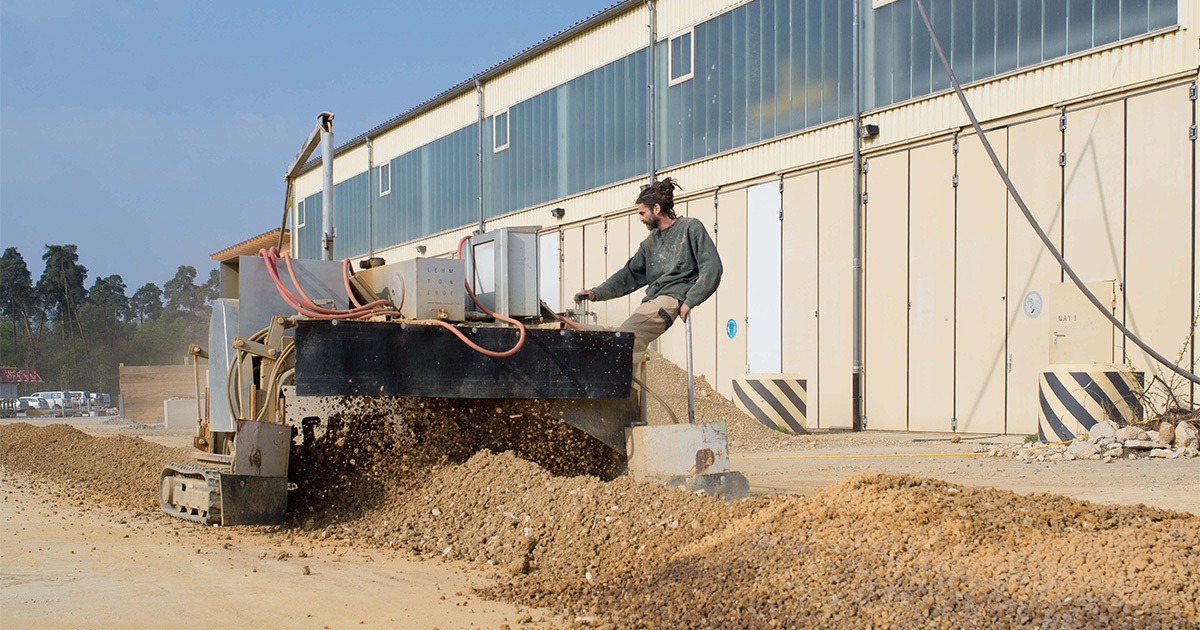 New machines and tools in rammed earth construction - Erden